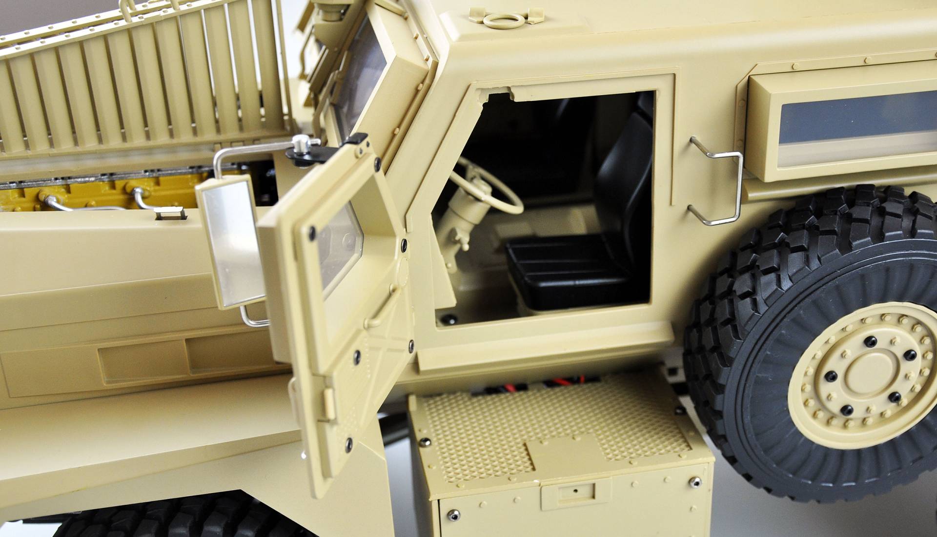 Amewi US-Miltitärfahrzeug MRAP 6x6 1:12 RTR, Licht, Sound & Rauch 22428