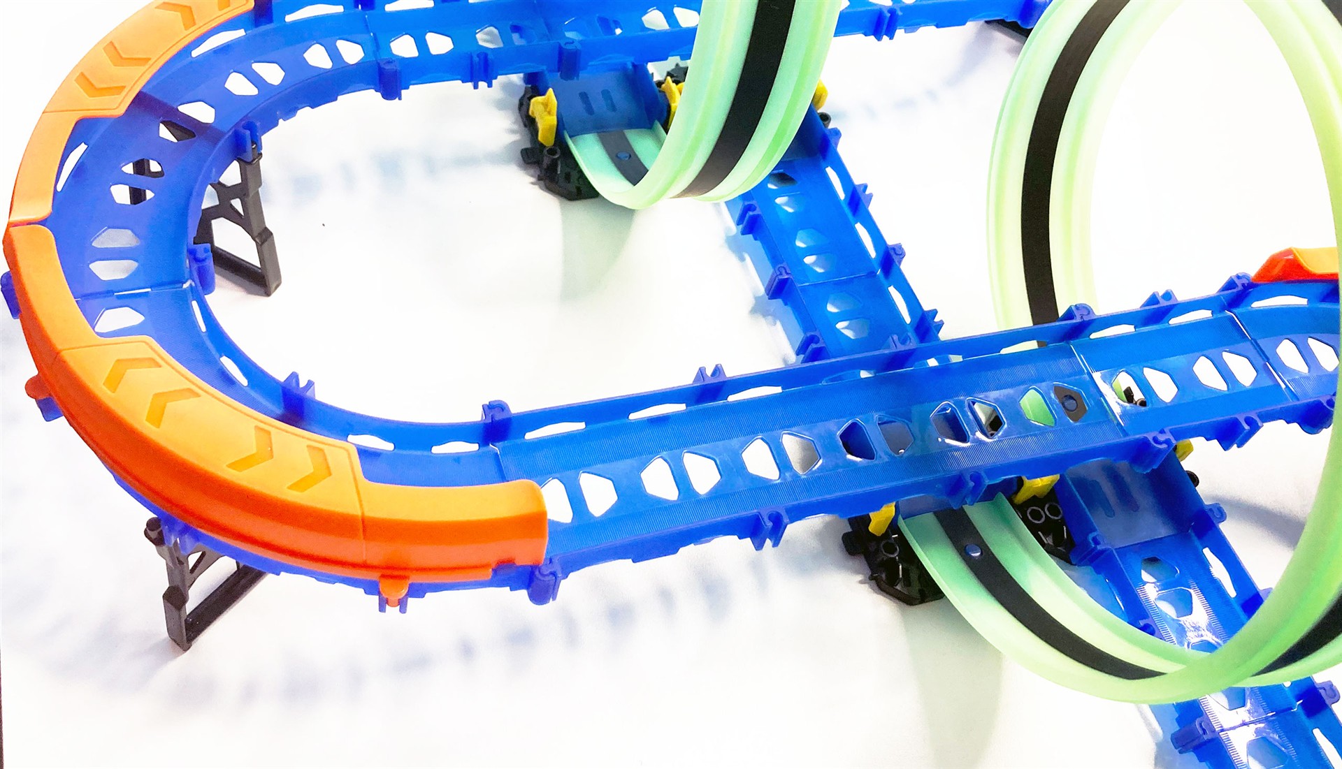 Amewi RC Magic Traxx Glow 113-teilig mit zwei Rennfahrzeugen 100674