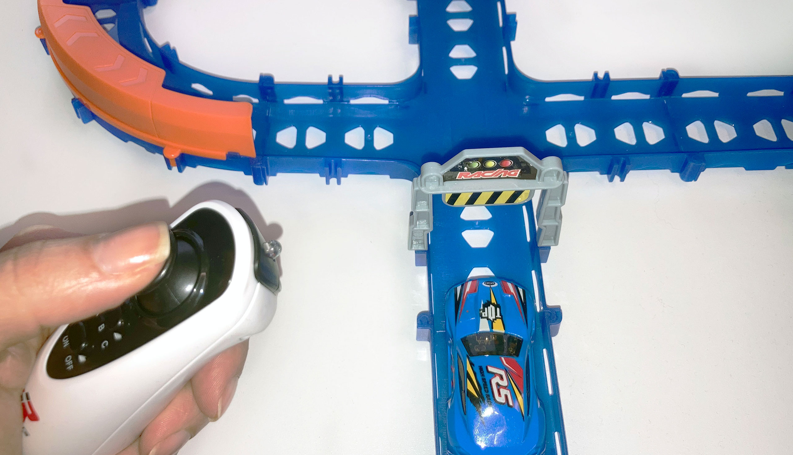 Amewi RC Magic Traxx Glow 113-teilig mit zwei Rennfahrzeugen 100674