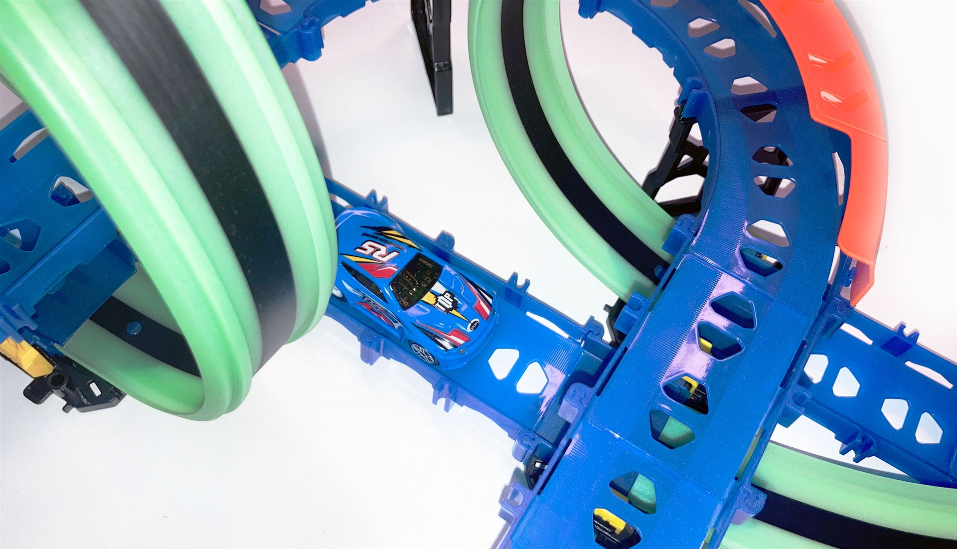 Amewi RC Magic Traxx Glow 113-teilig mit zwei Rennfahrzeugen 100674