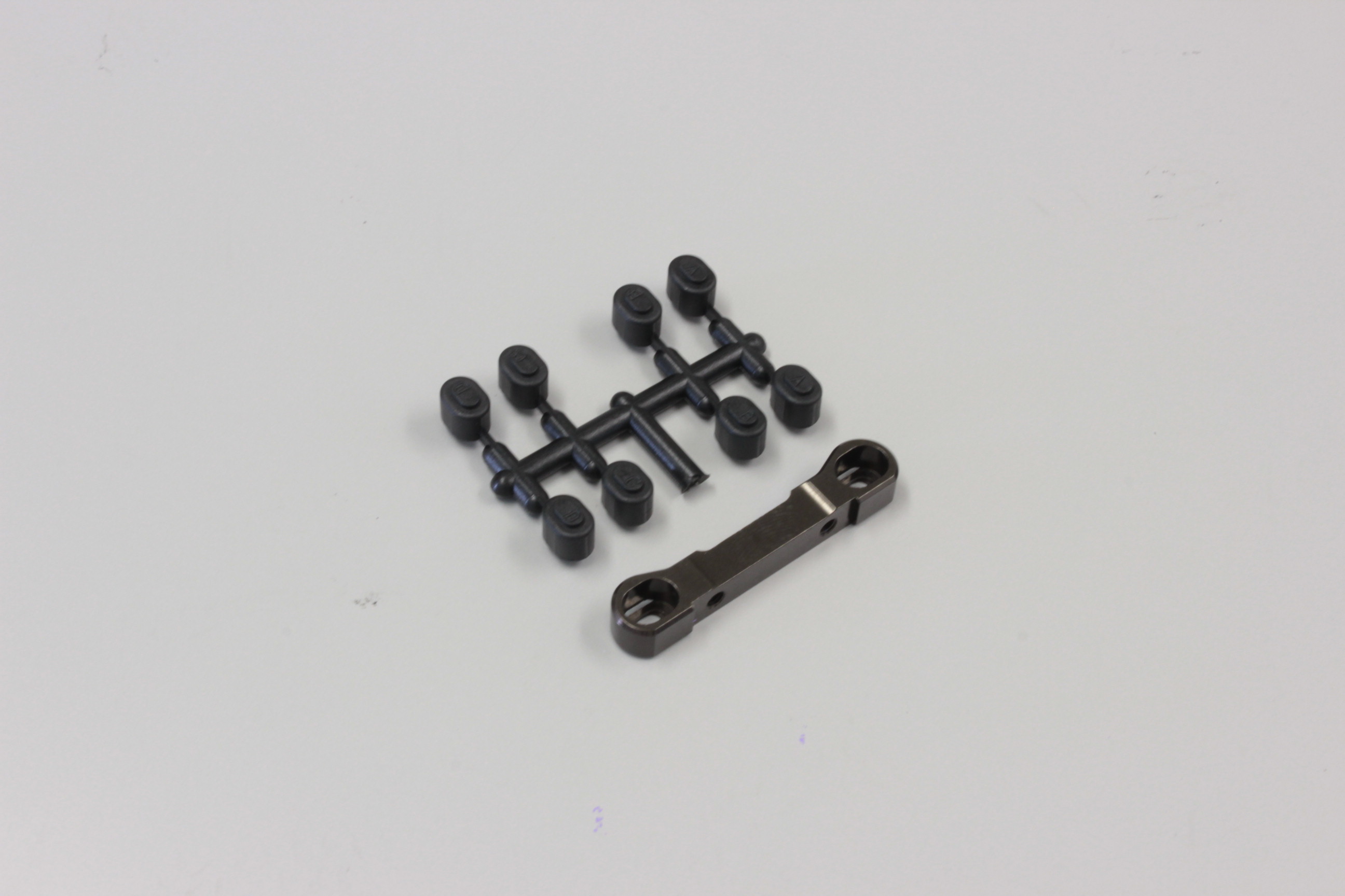 Kyosho QUERLENKERAUFNAHME ALU, HINTEN, OPTION RB6 (GUN METAL) UMW705B