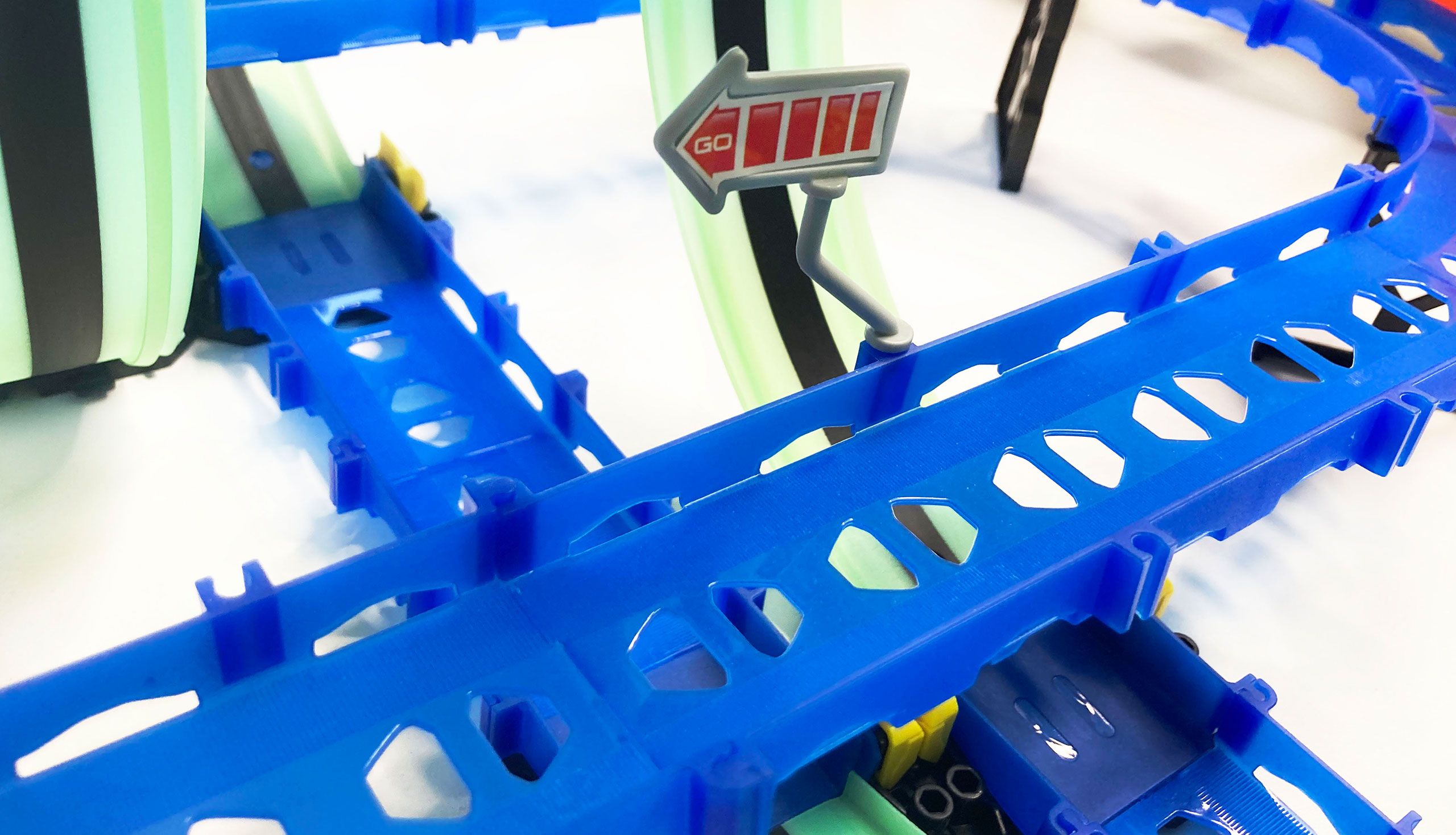 Amewi RC Magic Traxx Glow 113-teilig mit zwei Rennfahrzeugen 100674